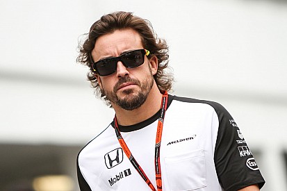 Alonso espera por "un milagro desde Japón" para vencer a Mercedes