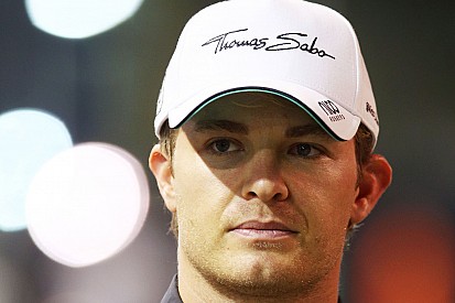 Rosberg derrota Hamilton em 1º treino; Rossi bate em estreia