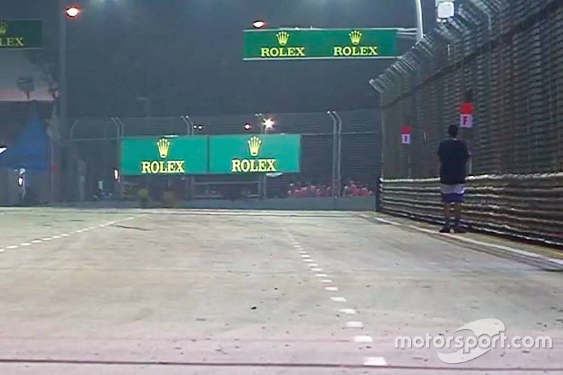 GP de Singapur interrumpido por un fan en pista