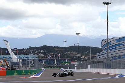 Rosberg lidera una práctica acortada por un accidente de Sainz