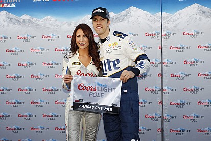 Brad Keselowski in pole al Kansas Speedway