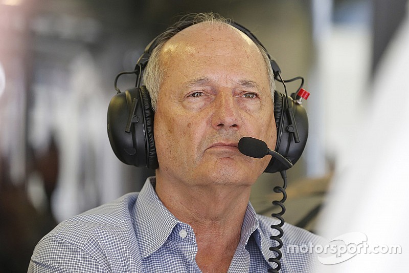 Ecclestone dice que Dennis impide que Honda provea a Red Bull