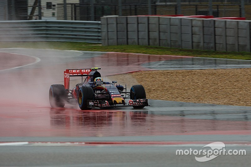 Toro Rosso corre para consertar o carro de Carlos Sainz