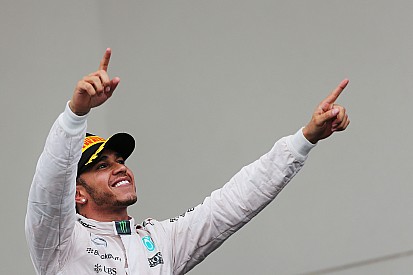 Lewis Hamilton poliedrico: fa anche il wrestler!