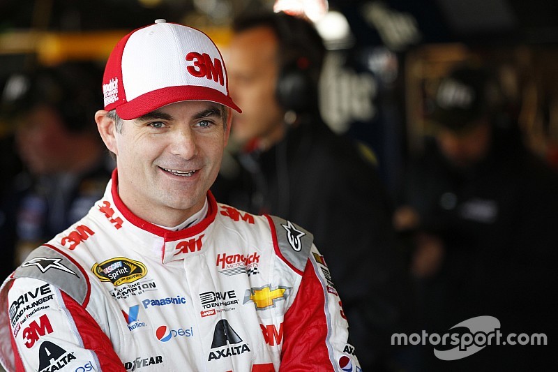 Gordon ganó en Martinsville y definirá el título en Homestead