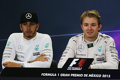 Hamilton alfineta Rosberg e ironiza "rajada de vento"