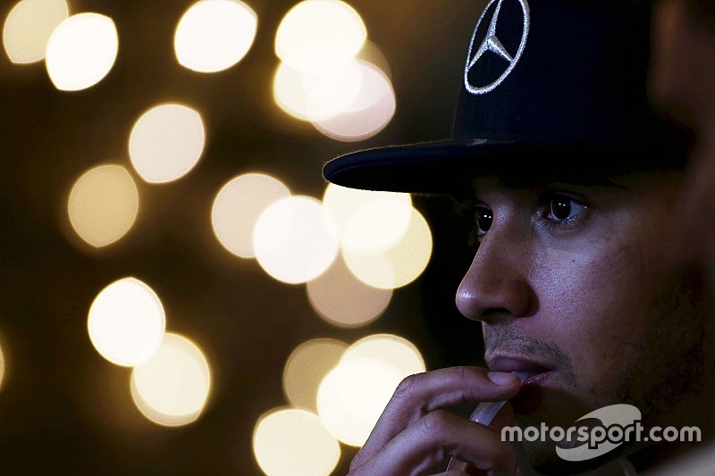 Lewis Hamilton: Verspätung wegen Fieber und Autounfall