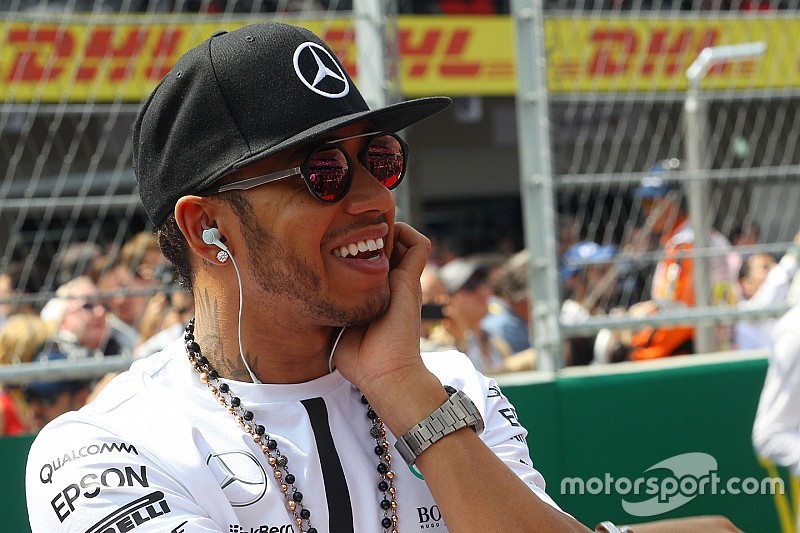 Hamilton ritarda a San Paolo a causa di un incidente