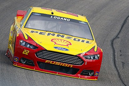 Logano lideró la Happy Hour y Gordon fue el mejor de los contendientes al título