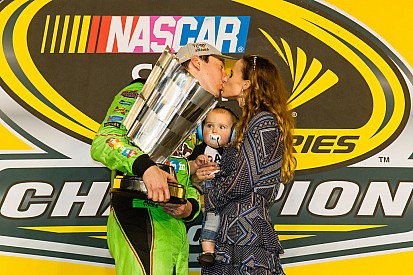 Kyle Busch agradece até latido de cadela por feito incrível