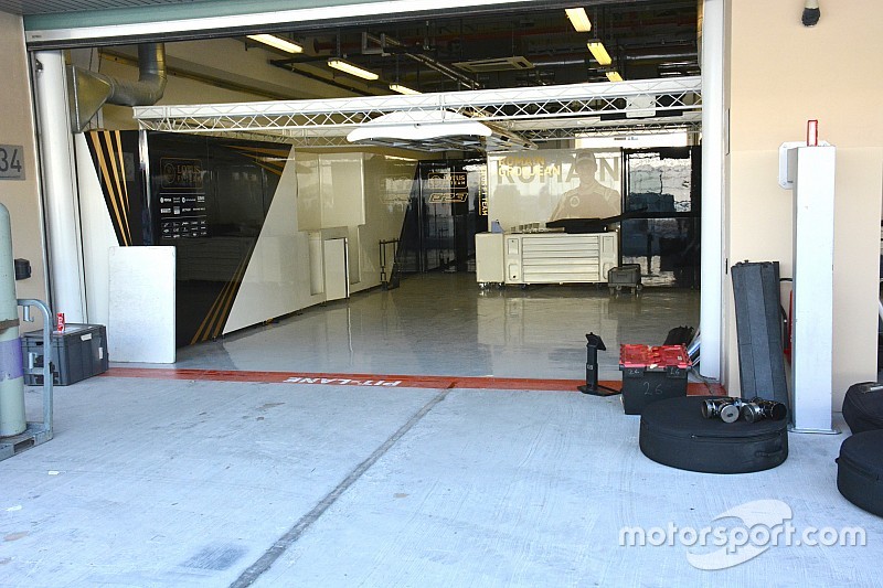 Lotus: allestito il box, ma mancano le E23 Hybrid