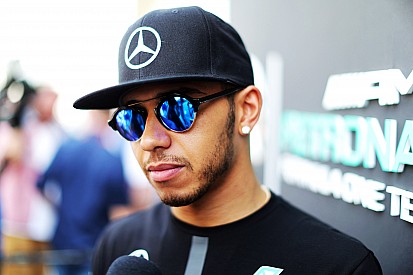 Ron Dennis keurt gedrag Lewis Hamilton af