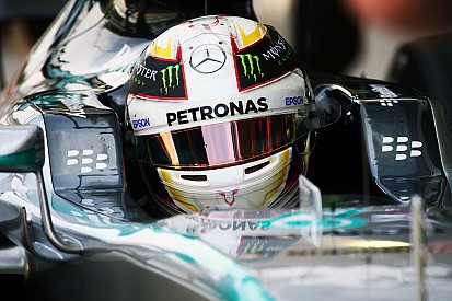 VT1: Hamilton snelste in saaie sessie, Verstappen P12