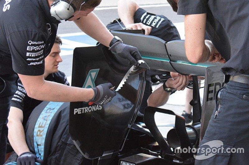 Mercedes: strisce adesive seghettate nell'ala dietro