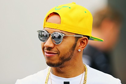 Hamilton va continuer à "faire la fête" et "gagner des courses"