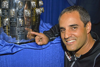 Montoya reveló su segundo "rostro" en el trofeo Borg-Warner Trophy