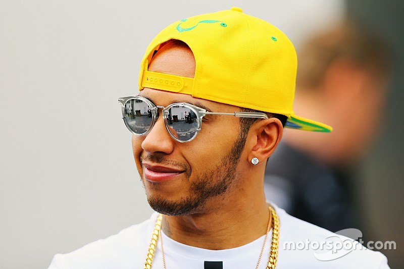 Criticar a Hamilton por su estilo de vida no está bien, dice Andretti