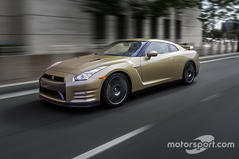 Video: Zo ruim je de kerstversiering op met een Nissan GT-R