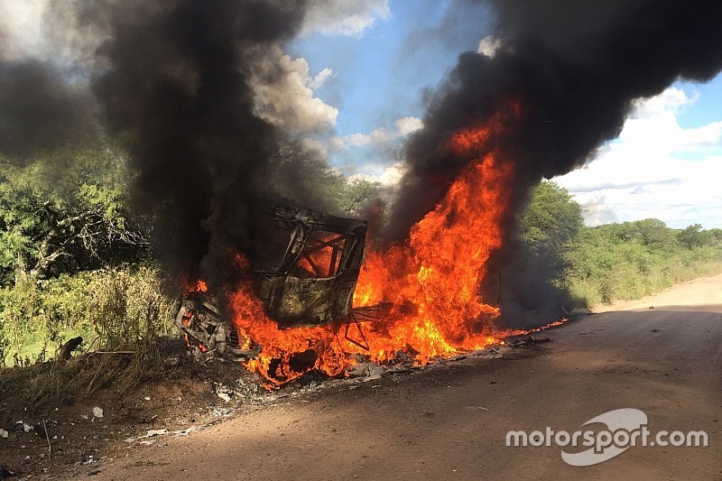 Melhor Renault no Dakar entre caminhões abandona após fogo