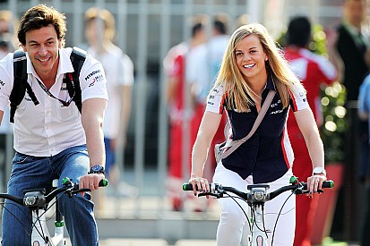 F1 perdeu chance de ter Susie no grid, diz marido Toto Wolff