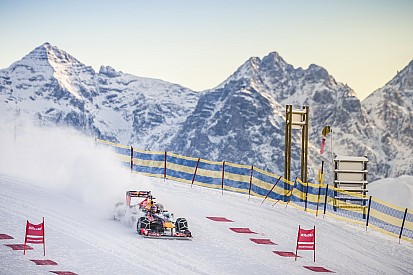 Video: Verstappen stuurt Formule 1-auto door de sneeuw