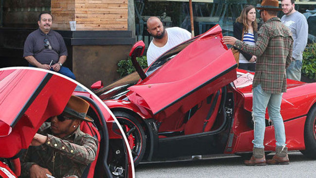 Lewis con LaFerrari. Mercedes come la prenderà?