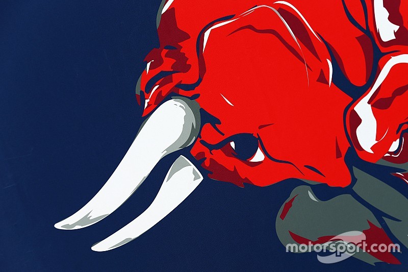 Sainz als eerste in actie met nieuwe Toro Rosso