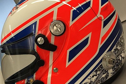 Com cores do passado, Button exibe capacete para 2016