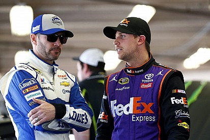 Johnson y Hamlin mejoran en la práctica