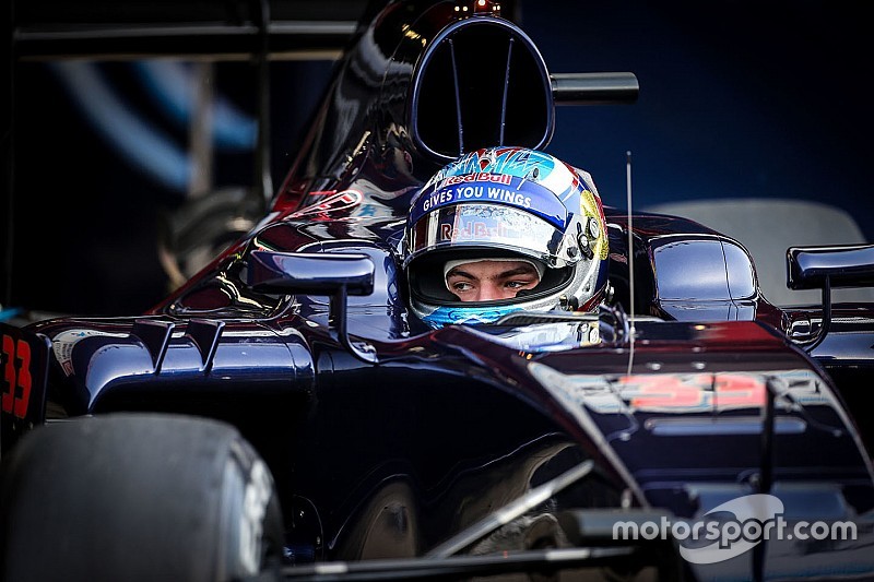 Max Verstappen rijdt eerste meters met nieuwe Toro Rosso