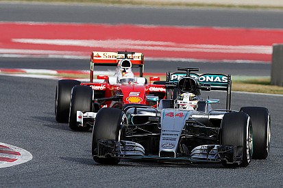 Hamilton: "Troppi giri al primo giorno: mi fa male il collo"
