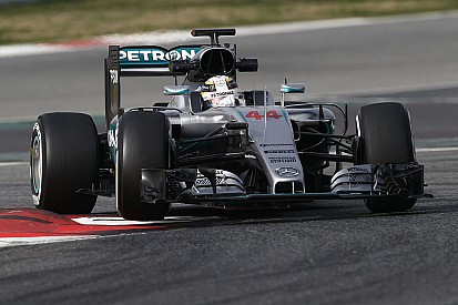 Hamilton diz que deixar carros mais pesados é "ridículo"