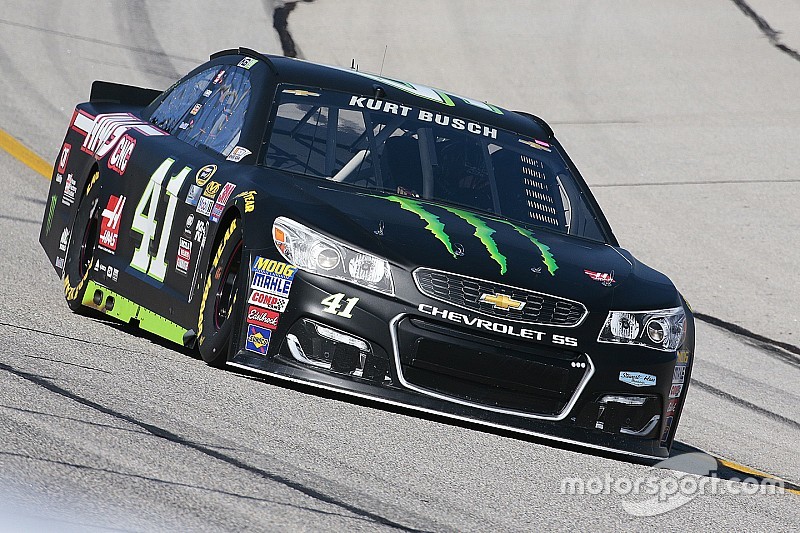 Kurt Busch pakt pole-position in Atlanta na diskwalificatie broer Kyle