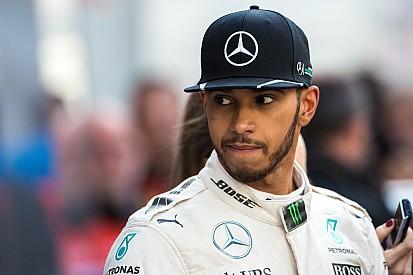 Ferrari tiene "algo bajo la manga" para Melbourne, dice Hamilton