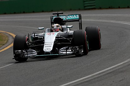 Hamilton ook rapste in droge derde training, Verstappen zesde