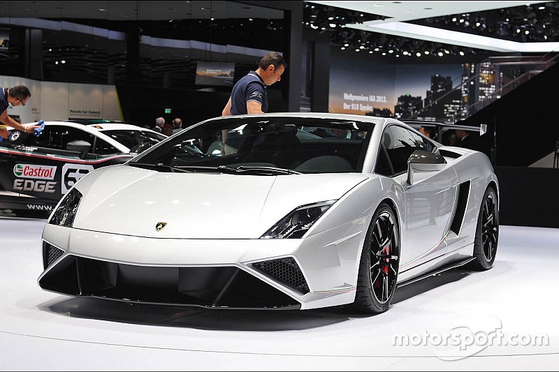 Lamborghini-oma scheurt met klapperend kunstgebit over Monza