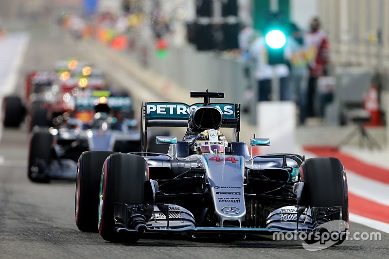 Waarschuwing voor Hamilton voor achteruit rijden in pits