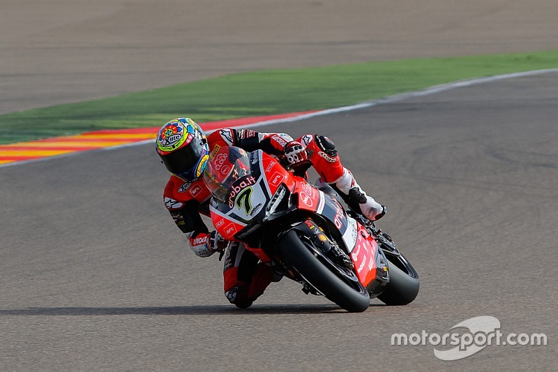 Davies capea el temporal para sellar la doble victoria en Aragón