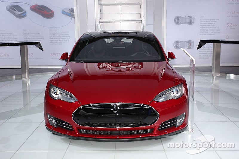 'Tesla Model S krijgt krachtigere accu en Bioweapon Defense Mode'