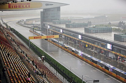 Vettel snelste in natte derde training in China, Verstappen negende