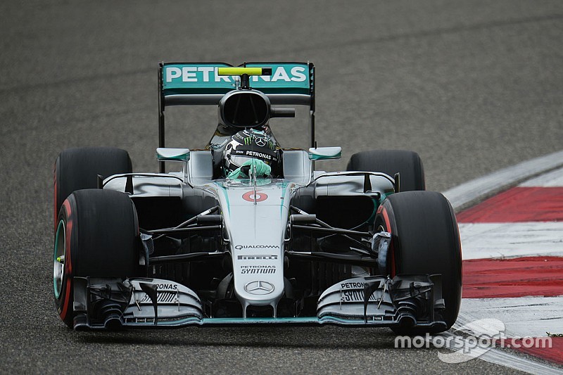 Rosberg solitario in Cina, Vettel secondo dopo il contatto