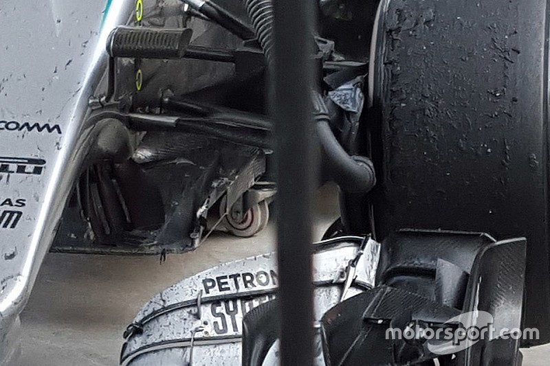 Sulla Mercedes di Hamilton danni al T-tray e ai coltelli del bargeboard