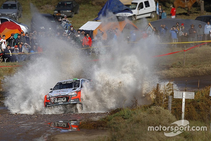Video: Heftige klapper Jari-Matti Latvala, Paddon nieuwe leider