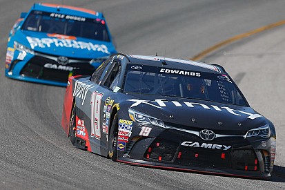 Carl Edwards entreißt Kyle Busch den Richmond-Sieg