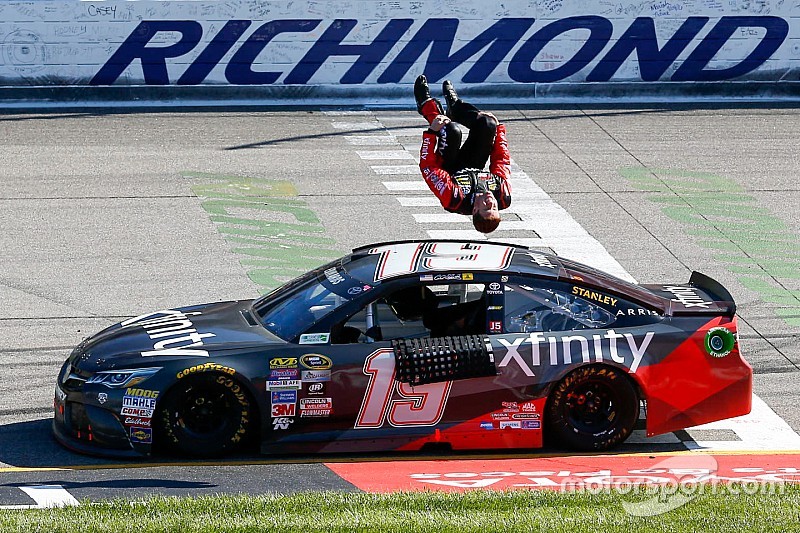 Carl Edwards tikt leider Busch aan en pakt zo zege in Richmond