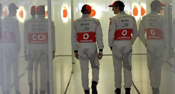 Hamilton Button tehdidinden endişe duymuyor