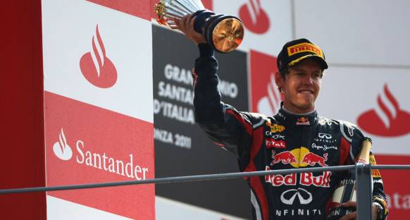 Vettel, duygusal zaferini kutluyor