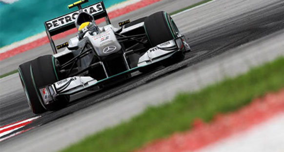 Mercedes GP 2010 aracında pes etmiyor