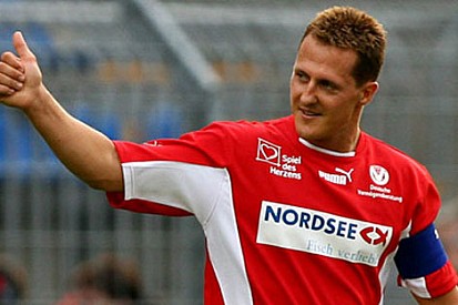 Schumacher Afrikalı çocuklar için sahaya çıktı