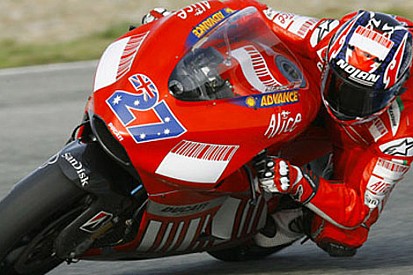MotoGP İngiltere - Stoner pol pozisyonunda
